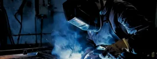 Soldador executando solda especial em liga metálica